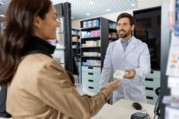 Doctora Química Farmacéutica Atendiendo